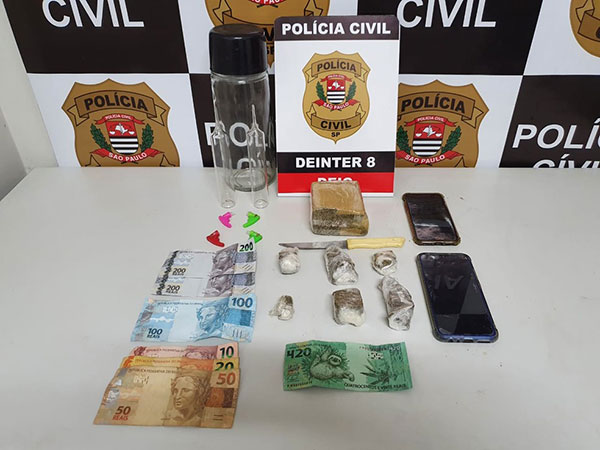 Divulgação Polícia Civil - Drogas, dinheiro e celulares foram apreendidos na operação