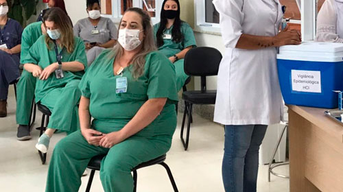 Divulgação - Francine rita de 32 anos foi a primeira a receber a dose da Coronavac no Hospital das Clinica de Marília