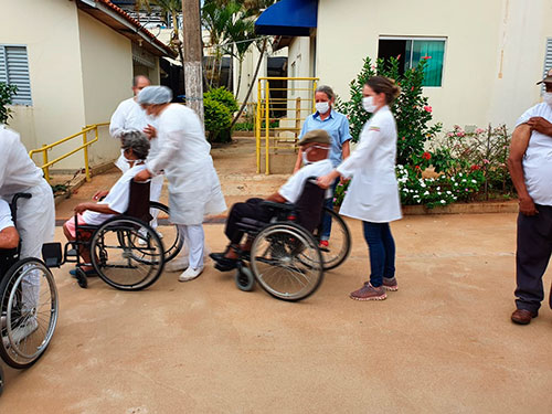Divulgação - Ao todo foram 75 idosos no vacinado no Lar dos Velhos em Assis Divulgação - Ao todo foram 75 idosos no vacinado no Lar dos Velhos em Assis