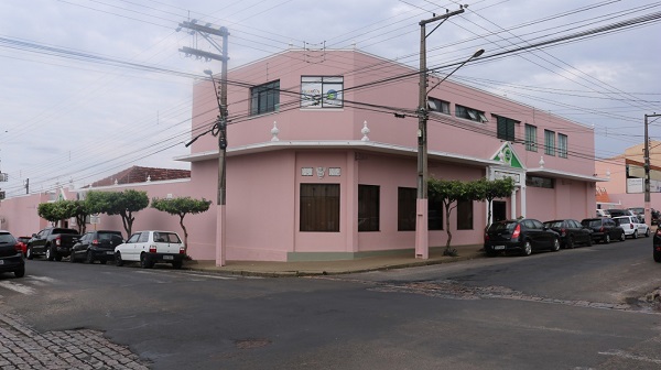 A escola COC Assis fica localizada na rua José Vieira da Cunha e Silva, 514, no centro de Assis