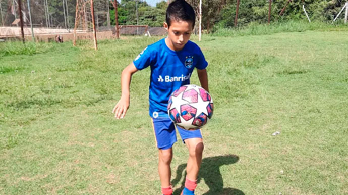 Divulgação - Kauã fez aproximadamente 9.800 embaixadinhas sem deixar a bola cair Divulgação - Kauã fez aproximadamente 9.800 embaixadinhas sem deixar a bola cair