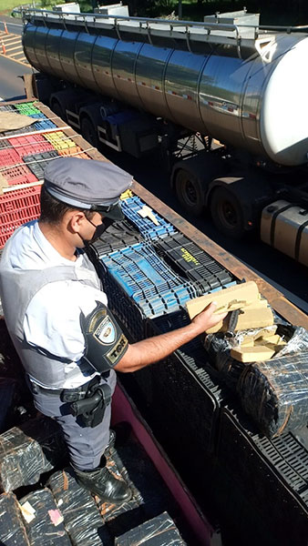 divulgação - Drogas estavam escondidas em fundo falso de caminhão divulgação - Drogas estavam escondidas em fundo falso de caminhão