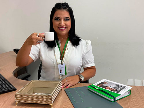 Divulgação - A gerente espera você para tomar um café e conhecer todas as vantagens de ser Sicred Divulgação - A gerente espera você para tomar um café e conhecer todas as vantagens de ser Sicred
