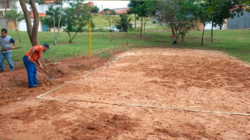 Divulgação - Prefeitura mantém trabalhos de manutenção em praças esportivas Divulgação - Prefeitura mantém trabalhos de manutenção em praças esportivas
