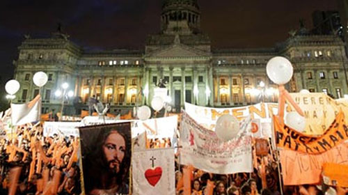 Divulgação Internet - Imagem de 2016 mostra grupos católicos contra o casamento gay em frente ao prédio do Congresso, em Buenos Aires — Foto: AP Divulgação Internet - Imagem de 2016 mostra grupos católicos contra o casamento gay em frente ao prédio do Congresso, em Buenos Aires — Foto: AP