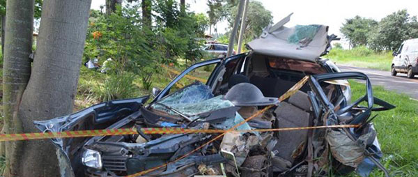 I7 Notícias - Carro ficou completamente destruído (Foto: I7 Notícias)