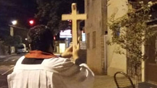 Divulgação - Reverendo padre Vagner abençoou moradores das proximidades da igreja Divulgação - Reverendo padre Vagner abençoou moradores das proximidades da igreja