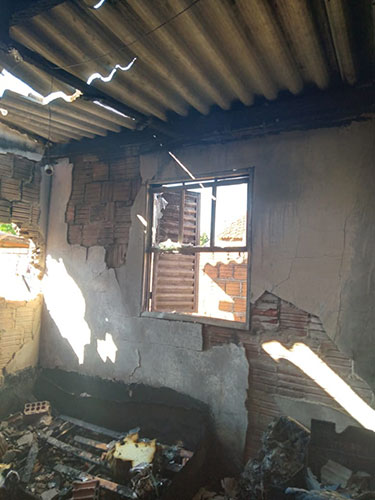 Divulgação - Motorista de aplicativo tem casa destruída por incêndio e pede ajuda para reconstruí-la / Imagens: Arquivo Pessoal Fabiano Divulgação - Motorista de aplicativo tem casa destruída por incêndio e pede ajuda para reconstruí-la / Imagens: Arquivo Pessoal Fabiano