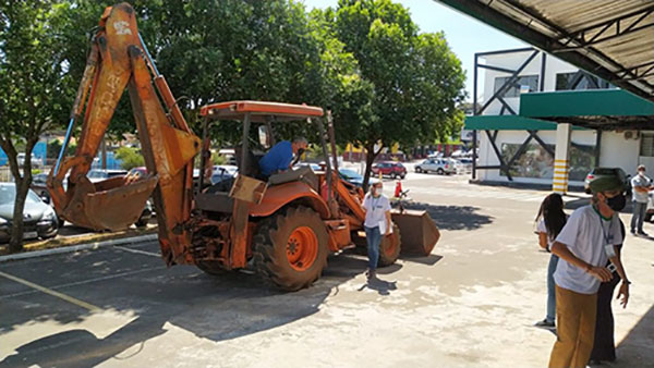 divulgação - Idoso toma vacina contra Covid de retroescavadeira em drive-thru em Assis