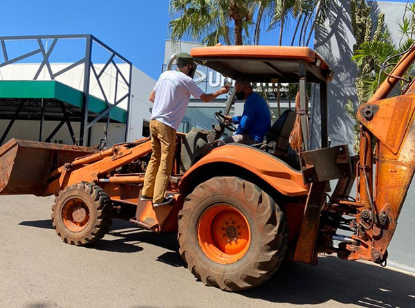 divulgação - Retroescavadeira em drive-thru de vacinação chamou atenção de moradores em Assis