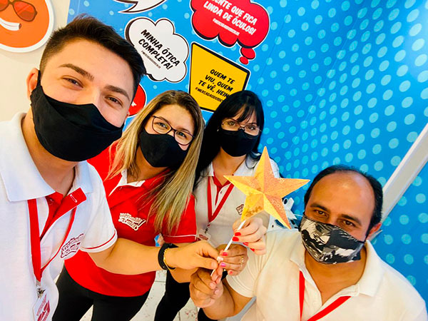 Divulgação - Equipe Mercadão dos Óculos - Da esquerda pra direita: Júnior, Ana, Gabriela e Josias Divulgação - Equipe Mercadão dos Óculos - Da esquerda pra direita: Júnior, Ana, Gabriela e Josias