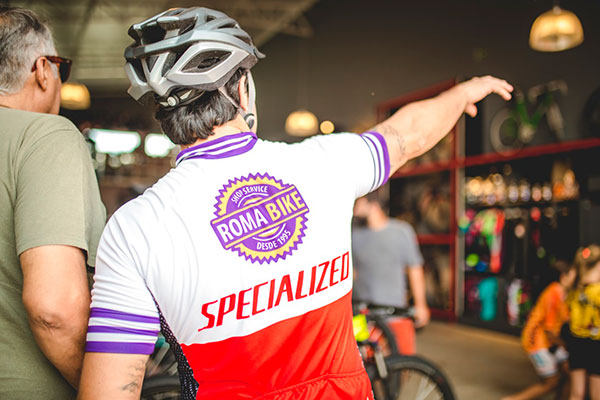 Divulgação - Fazer revisões periodicamente nas bikes garantem segurança na hora de pedalar - Foto: Roma Bike (Antes da pandemia)