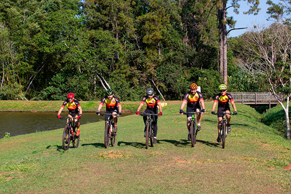 Divulgação - Pedalar em grupo ajuda no incentivo e proporciona bons momentos - Foto: Roma Bike (Antes da pandemia)