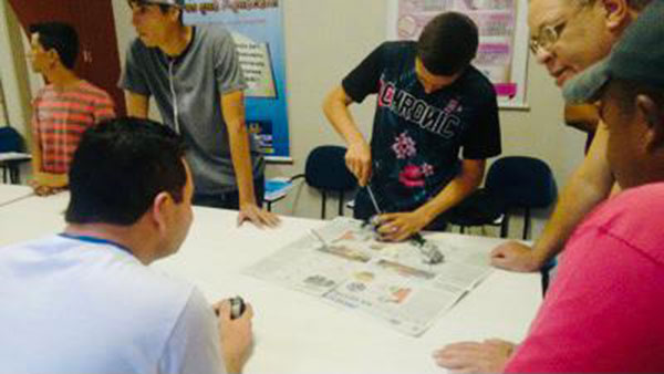 Aulas práticas com ferramentas, motores e peças Aulas práticas com ferramentas, motores e peças