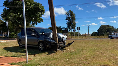 Divulgação - Acidente chamou a atenção de quem passava pelo local e se impressionou com o estado que ficou o veículo Divulgação - Acidente chamou a atenção de quem passava pelo local e se impressionou com o estado que ficou o veículo