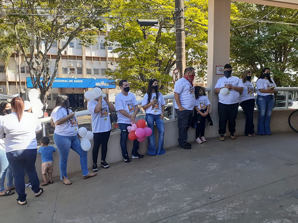 divulgação - Familiares e amigos aguardam a saída de Cristiane divulgação - Familiares e amigos aguardam a saída de Cristiane