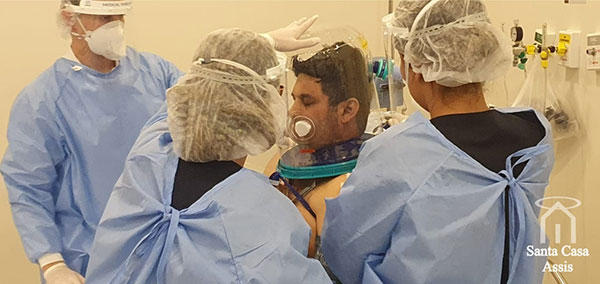 divulgação - Capacete Elmo sendo colocado em paciente divulgação - Capacete Elmo sendo colocado em paciente