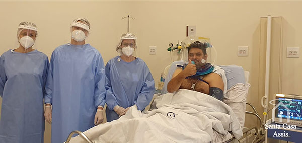 divulgação - Paciente e equipe médica divulgação - Paciente e equipe médica