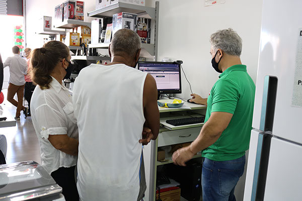 Divulgação - Vendedores oferecem atendimento personalizado aos clientes Divulgação - Vendedores oferecem atendimento personalizado aos clientes