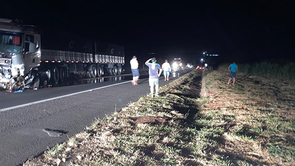 redes sociais - Motoristas que passavam pelo local pararam para prestar socorro (Foto: Redes Sociais)