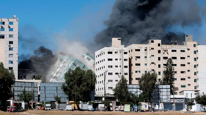 Divulgação - Torre em Gaza que abriga AP e Al Jazeera desmorona após ataque de míssil na cidade de Gaza, em 15 de maio de 2021 — Foto: Mohammed Salem/Reuters Divulgação - Torre em Gaza que abriga AP e Al Jazeera desmorona após ataque de míssil na cidade de Gaza, em 15 de maio de 2021 — Foto: Mohammed Salem/Reuters