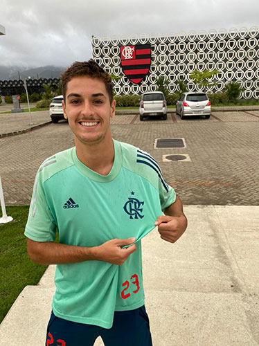 Divulgação - Lucas já treina com o elenco no Ninho do Urubu / Imagem: Arquivo Pessoal Divulgação - Lucas já treina com o elenco no Ninho do Urubu / Imagem: Arquivo Pessoal