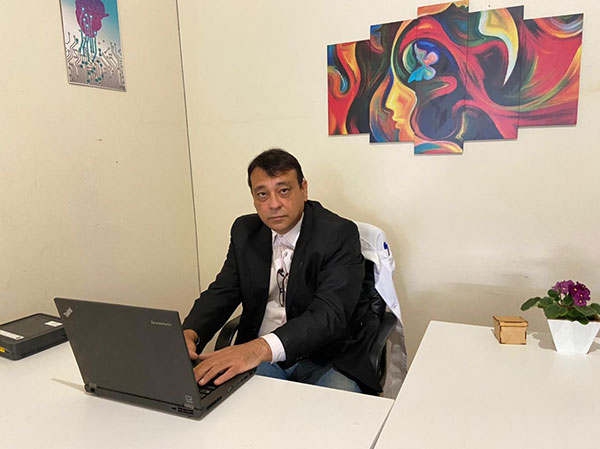 Reinaldo Guazzelli trata com a hipnoterapia ansiedade; depressão; síndromes e transtornos; vícios e até mesmo dificuldades de emagrecimento, com a aplicação do balão intra-gástrico Reinaldo Guazzelli trata com a hipnoterapia ansiedade; depressão; síndromes e transtornos; vícios e até mesmo dificuldades de emagrecimento, com a aplicação do balão intra-gástrico