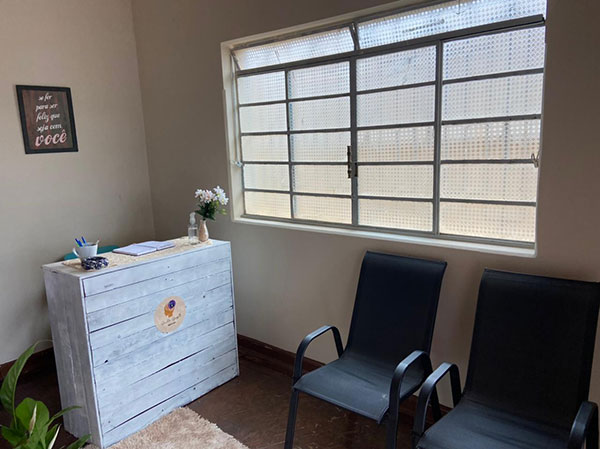 Local iluminado e pronto para atender as sessões, de maneira com que o paciente consiga se concentrar e entregar seu melhor na hora da hipnose Local iluminado e pronto para atender as sessões, de maneira com que o paciente consiga se concentrar e entregar seu melhor na hora da hipnose