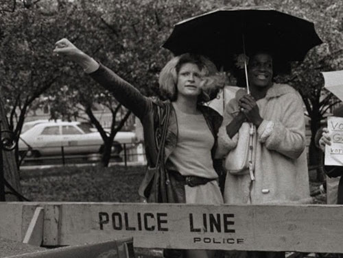 divulgação - Sylvia Rivera e Marsha P. Johnson durante manifestação pelos direitos civis divulgação - Sylvia Rivera e Marsha P. Johnson durante manifestação pelos direitos civis