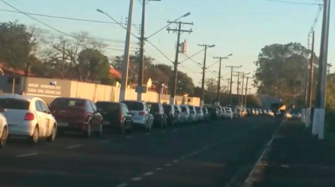 Divulgação - Filas se formam no decorrer da Avenida Getúlio Vargas - Foto: Lia Ribeiro Divulgação - Filas se formam no decorrer da Avenida Getúlio Vargas - Foto: Lia Ribeiro
