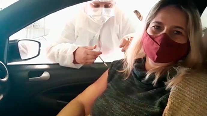 Divulgação - Gabriela esperou cerca de 5 horas para receber a dose do imunizante - Foto: Redes Sociais