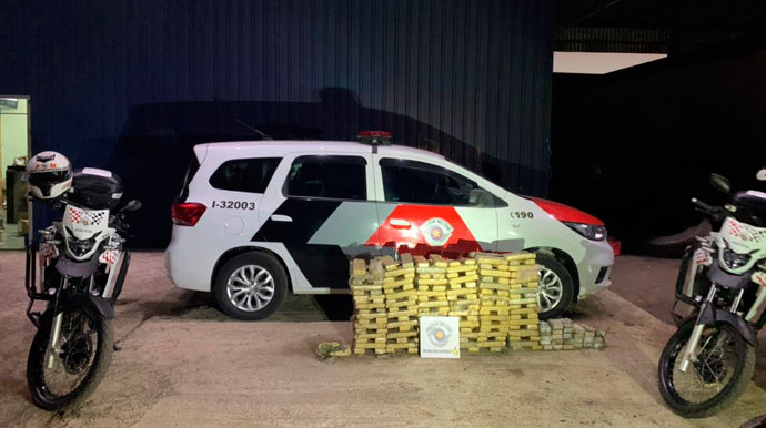 Divulgação - Polícia apreendeu 200 tabletes de maconha em caminhão estacionado