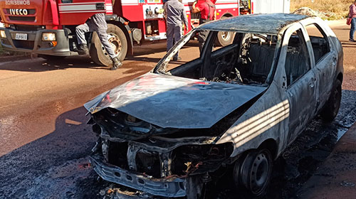 Divulgação - Carro ficou completamente queimado pelas chamas