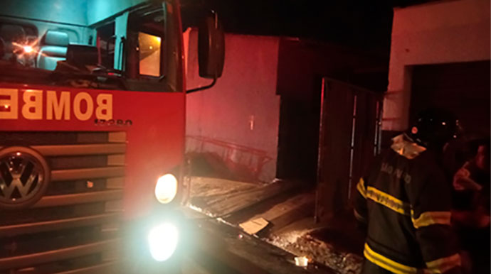 Divulgação - Incêndio destrói cômodo de residência na Vila Progresso em Assis Divulgação - Incêndio destrói cômodo de residência na Vila Progresso em Assis