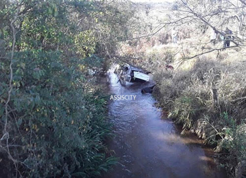 divulgação - Carro capotou e caiu em um rio divulgação - Carro capotou e caiu em um rio