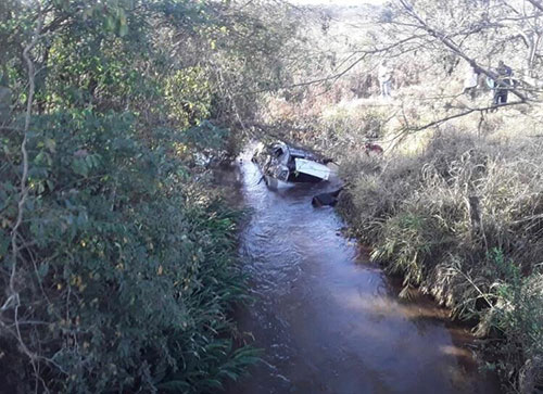 divulgação - Carro capotou e caiu em um rio divulgação - Carro capotou e caiu em um rio