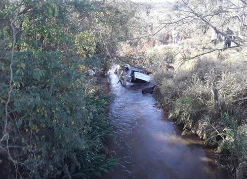 divulgação - Carro capotou e caiu em um rio