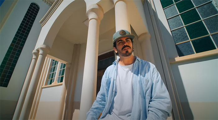 Divulgação - Algumas cenas do videoclipe foram gravadas em frente à Catedral de Assis