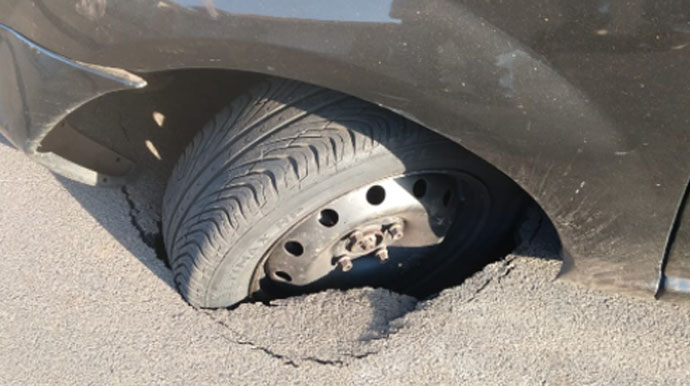 Divulgação - O pneu do carro ficou preso dentro do buraco