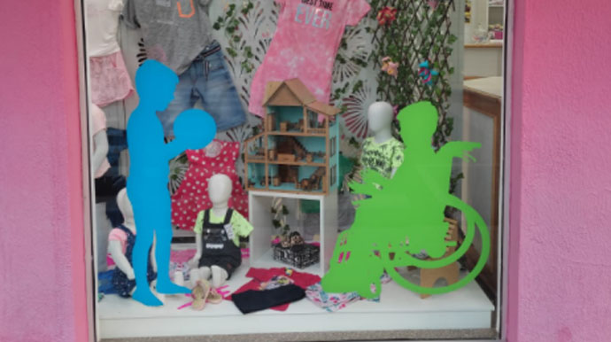 Divulgação - Imagem de um menino cadeirante na vitrine ganhou repercussão Divulgação - Imagem de um menino cadeirante na vitrine ganhou repercussão