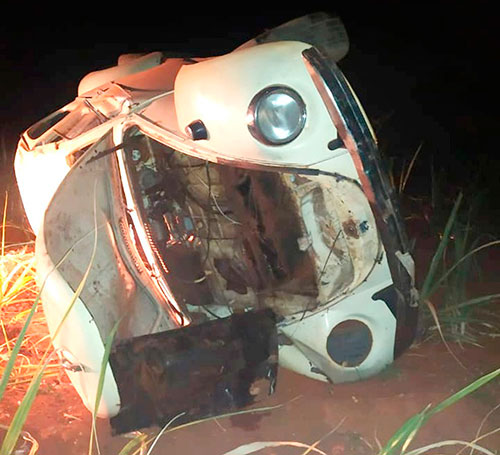 Divulgação - Adolescente furta veículo de pátio, derruba portão com o carro e capota em estrada rural de Paraguaçu Paulista — Foto: i7 Notícias/Divulgação Divulgação - Adolescente furta veículo de pátio, derruba portão com o carro e capota em estrada rural de Paraguaçu Paulista — Foto: i7 Notícias/Divulgação