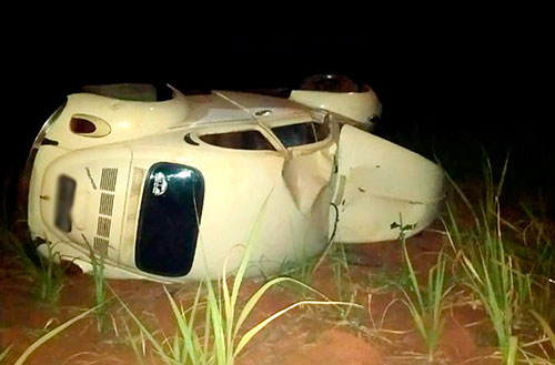 Veículo furtado foi achado capotado em estrada da zona rural de Paraguaçu Paulista — Foto: i7 Notícias/Divulgação