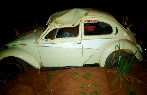 Adolescente furta veículo de pátio, derruba portão com o carro e capota em estrada rural de Paraguaçu Paulista — Foto: i7 Notícias/Divulgação