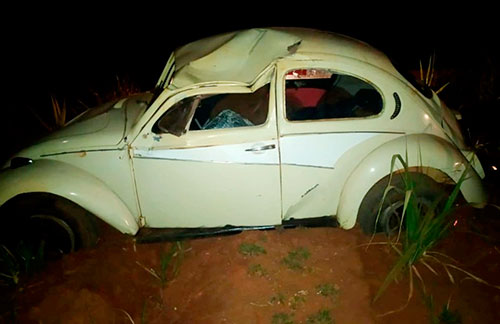 Adolescente furta veículo de pátio, derruba portão com o carro e capota em estrada rural de Paraguaçu Paulista — Foto: i7 Notícias/Divulgação Adolescente furta veículo de pátio, derruba portão com o carro e capota em estrada rural de Paraguaçu Paulista — Foto: i7 Notícias/Divulgação