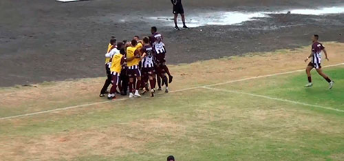 Foto: Reprodução/Paulistão Play/Eleven Sports - Jogadores do Vocem comemoram gol da vitória no dérbi com o Assisense