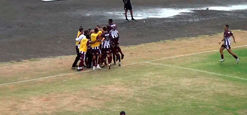 Foto: Reprodução/Paulistão Play/Eleven Sports - Jogadores do Vocem comemoram gol da vitória no dérbi com o Assisense Foto: Reprodução/Paulistão Play/Eleven Sports - Jogadores do Vocem comemoram gol da vitória no dérbi com o Assisense