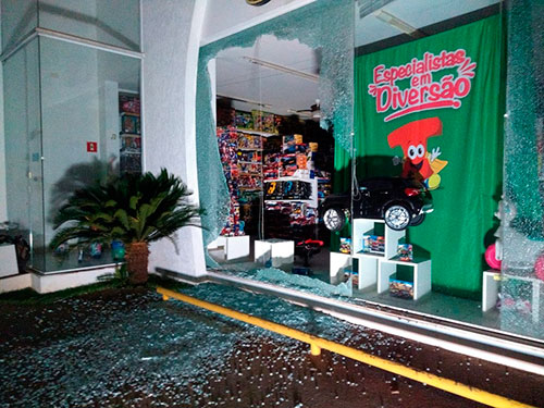 Divulgação - Loja em Araçatuba (SP) ficou danificada após ataque de bandidos