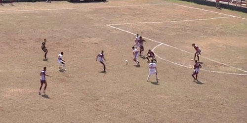 Reprodução/FPF TV - Santacruzense e Vocem se enfrentam no péssimo gramado do estádio em Santa Cruz do Rio Pardo