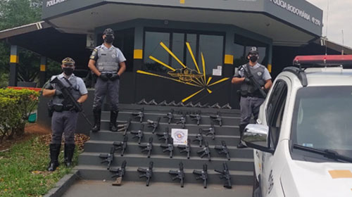 divulgação - Armas foram apreendidas na Rodovia Raposo Tavares na manhã desta quinta-feira (Foto: Divulgação PM Rodoviária)