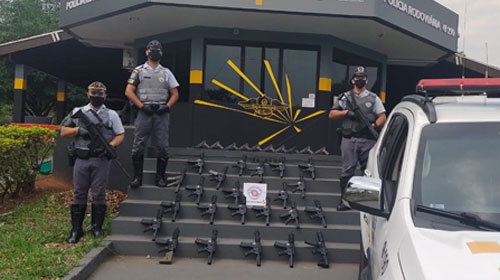 divulgação - Armas foram apreendidas na Rodovia Raposo Tavares na manhã desta quinta-feira (Foto: Divulgação PM Rodoviária) divulgação - Armas foram apreendidas na Rodovia Raposo Tavares na manhã desta quinta-feira (Foto: Divulgação PM Rodoviária)